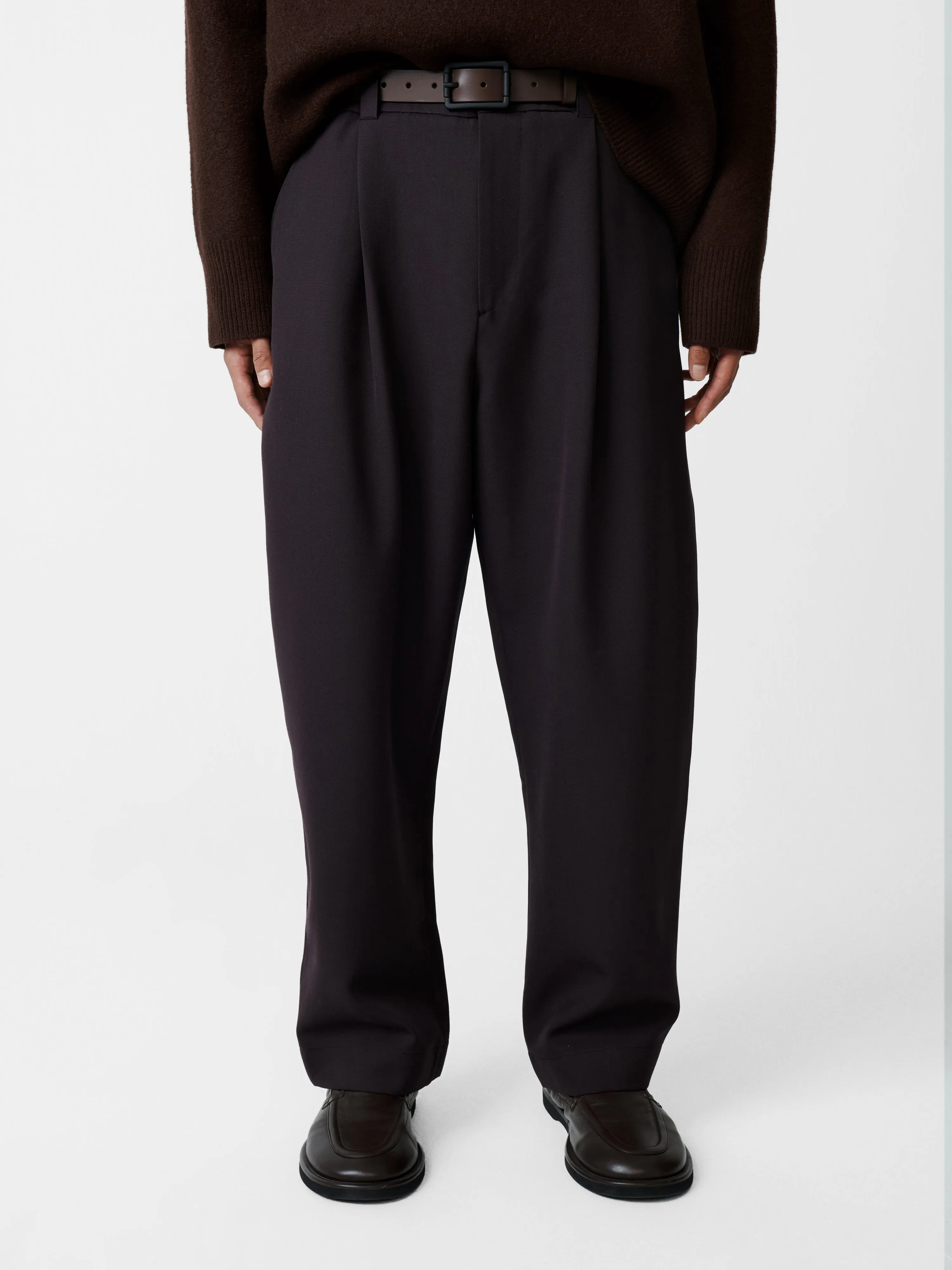Tuck Pant in Espresso Brown